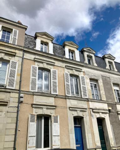 A VENDRE À proximité immédiate de la gare SNCF d'Angers, sur la place Lafayette, Maison ancienne type angevine, environ 130m² au sol, 4 chambres plus un bureau en rez-de-chaussée,cour intérieure avec un abris, cave.