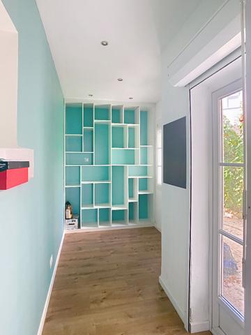 A VENDRE À proximité immédiate de la gare SNCF d'Angers, sur la place Lafayette, Maison ancienne type angevine, environ 130m² au sol, 4 chambres plus un bureau en rez-de-chaussée,cour intérieure avec un abris, cave.