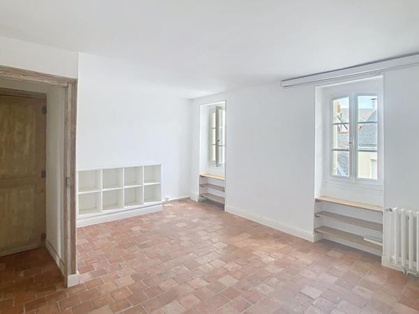 A VENDRE À proximité immédiate de la gare SNCF d'Angers, sur la place Lafayette, Maison ancienne type angevine, environ 130m² au sol, 4 chambres plus un bureau en rez-de-chaussée,cour intérieure avec un abris, cave.