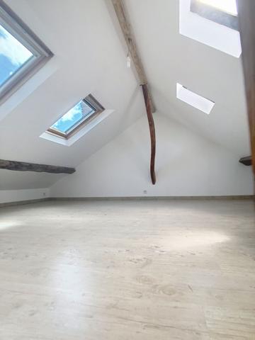 A VENDRE À proximité immédiate de la gare SNCF d'Angers, sur la place Lafayette, Maison ancienne type angevine, environ 130m² au sol, 4 chambres plus un bureau en rez-de-chaussée,cour intérieure avec un abris, cave.