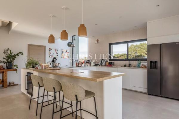 Maison d’architecte d’exception – Vue panoramique sur les vignes – Calme absolu – À moins de 10 minutes à vélo du centre-ville de léognan