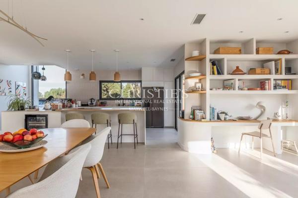 Maison d’architecte d’exception – Vue panoramique sur les vignes – Calme absolu – À moins de 10 minutes à vélo du centre-ville de léognan