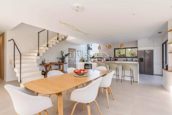 Maison d’architecte d’exception – Vue panoramique sur les vignes – Calme absolu – À moins de 10 minutes à vélo du centre-ville de léognan