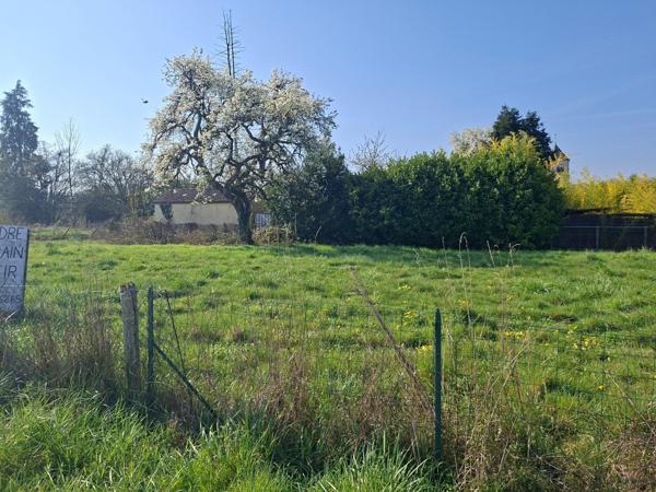 Beau terrain à bâtir au centre de Nibelle