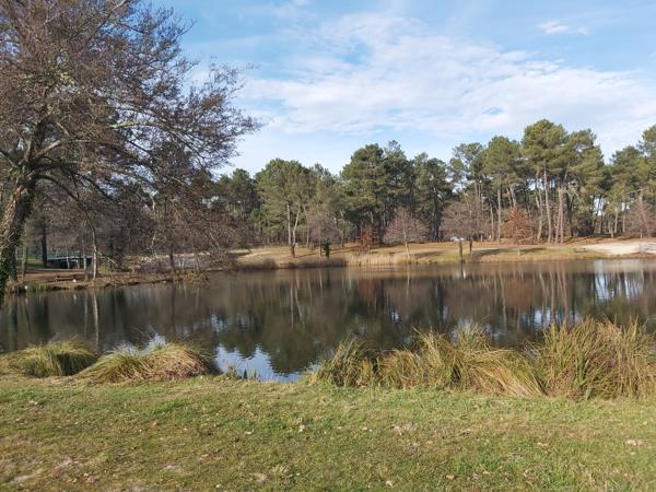 Maison avec lac privé sur environ 4 hectares