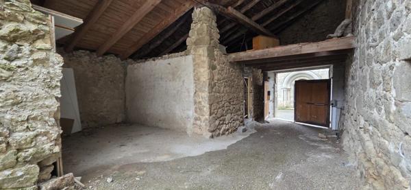 Gilhoc-sur-Ormèze (07270) Immeuble de rapport avec cour intérieur et dépendances