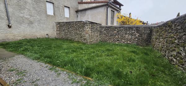 Gilhoc-sur-Ormèze (07270) Immeuble de rapport avec cour intérieur et dépendances