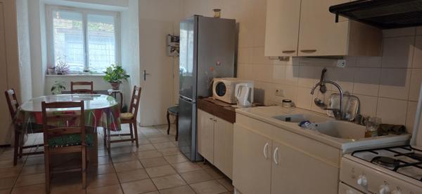 Gilhoc-sur-Ormèze (07270) Immeuble de rapport avec cour intérieur et dépendances