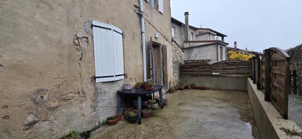 Gilhoc-sur-Ormèze (07270) Immeuble de rapport avec cour intérieur et dépendances