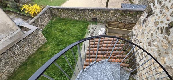 Gilhoc-sur-Ormèze (07270) Immeuble de rapport avec cour intérieur et dépendances