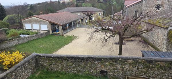 Gilhoc-sur-Ormèze (07270) Immeuble de rapport avec cour intérieur et dépendances