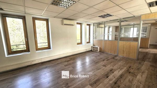 Bureaux à louer à Lyon 9 avec cloisonnement et climatisation proche métro
