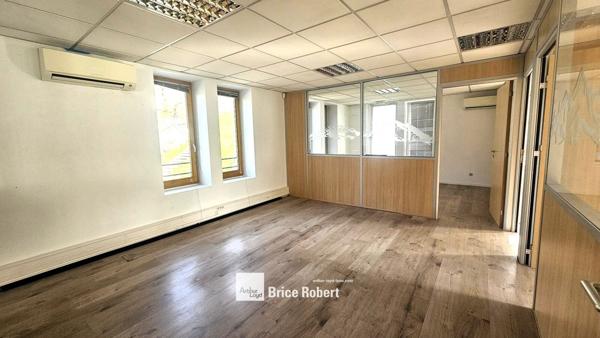 Bureaux à louer à Lyon 9 avec cloisonnement et climatisation proche métro
