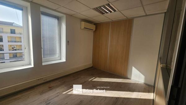 Bureaux à louer à Lyon 9 avec cloisonnement et climatisation proche métro