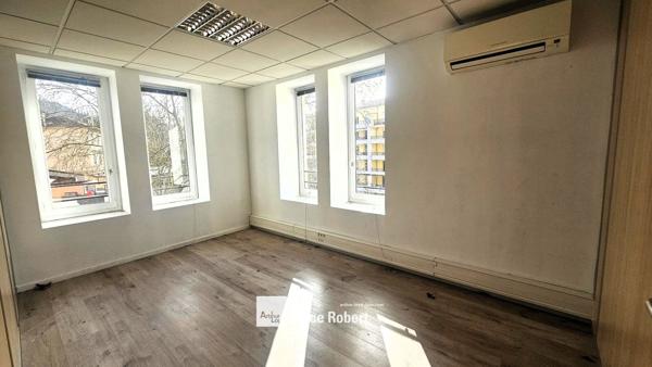 Bureaux à louer à Lyon 9 avec cloisonnement et climatisation proche métro