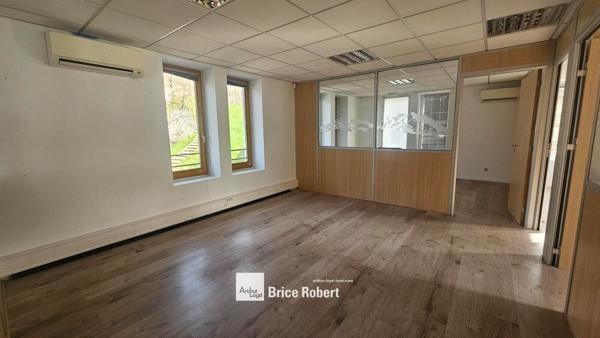 Bureaux à louer à Lyon 9 avec cloisonnement et climatisation proche métro