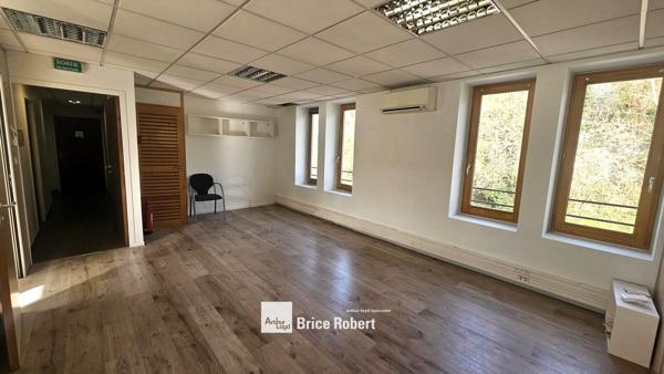 Bureaux à louer à Lyon 9 avec cloisonnement et climatisation proche métro