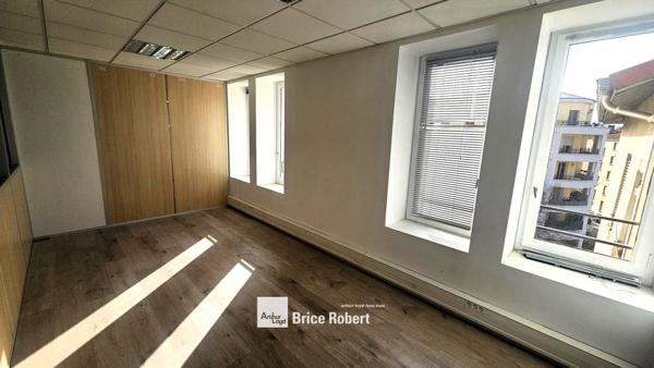 Bureaux à louer à Lyon 9 avec cloisonnement et climatisation proche métro