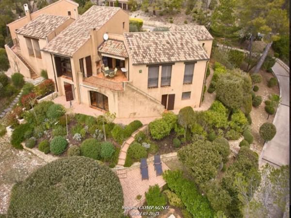 Villa d'Exception au Bord du Lac d'Esparron-de-Verdon