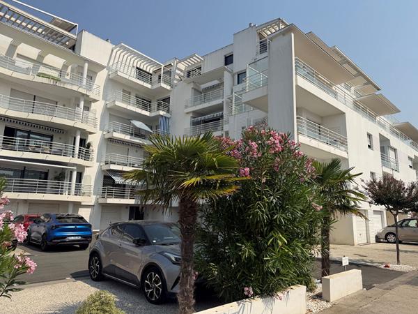 Vente
                Appartement65 m² - 3 Pièces -
                    ROYAN (17200)