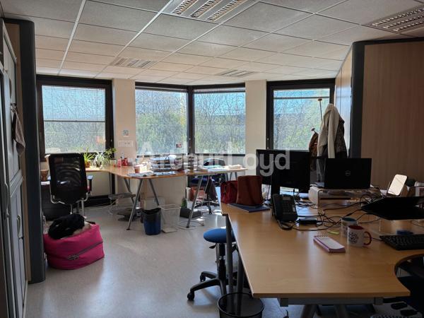 Bureaux à louer - Immeuble tertiaire indépendant avec forte visibilité à Villeneuve d'Ascq