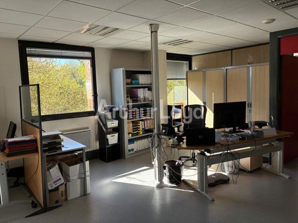 Bureaux à louer - Immeuble tertiaire indépendant avec forte visibilité à Villeneuve d'Ascq