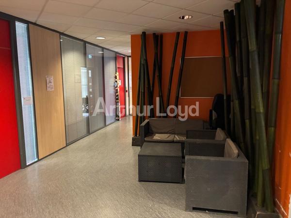 Bureaux à louer - Immeuble tertiaire indépendant avec forte visibilité à Villeneuve d'Ascq