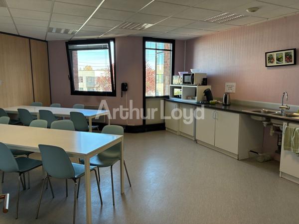 Bureaux à louer - Immeuble tertiaire indépendant avec forte visibilité à Villeneuve d'Ascq