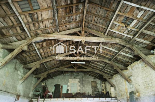 AUTHENTIQUE PROPRIETE CHARENTAISE A RENOVER SUR 7164 M² DE TERRAIN