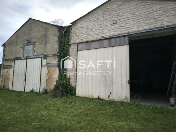 AUTHENTIQUE PROPRIETE CHARENTAISE A RENOVER SUR 7164 M² DE TERRAIN