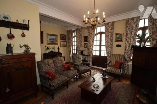 IMMEUBLE D HABITATION HYPER CENTRE AVEC LOCAL COMMERCIAL RDC ET APPARTEMENT EN TRIPLEX 5 CHAMBRES