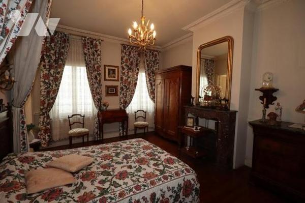 IMMEUBLE D HABITATION HYPER CENTRE AVEC LOCAL COMMERCIAL RDC ET APPARTEMENT EN TRIPLEX 5 CHAMBRES