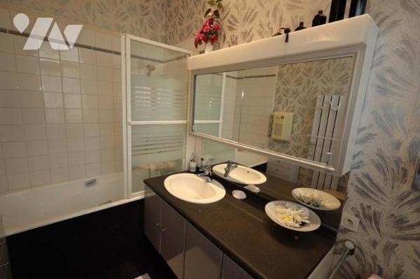 IMMEUBLE D HABITATION HYPER CENTRE AVEC LOCAL COMMERCIAL RDC ET APPARTEMENT EN TRIPLEX 5 CHAMBRES