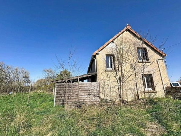 Maison individuelle avec garage et grand terrain