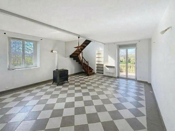 Maison individuelle avec garage et grand terrain