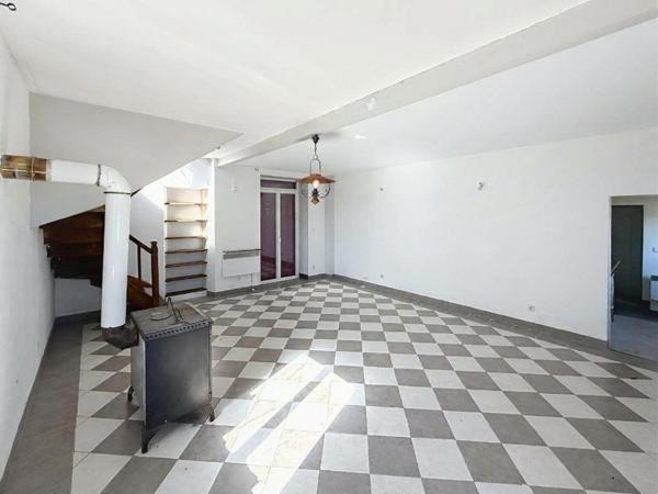 Maison individuelle avec garage et grand terrain