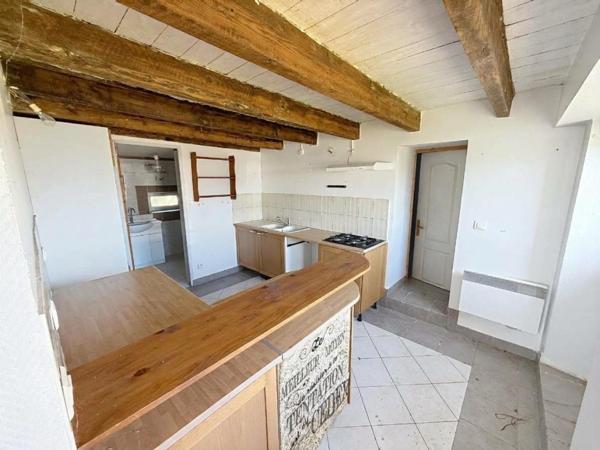 Maison individuelle avec garage et grand terrain