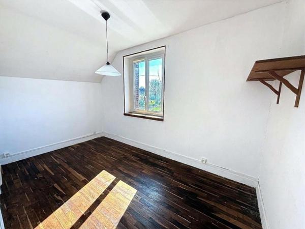 Maison individuelle avec garage et grand terrain