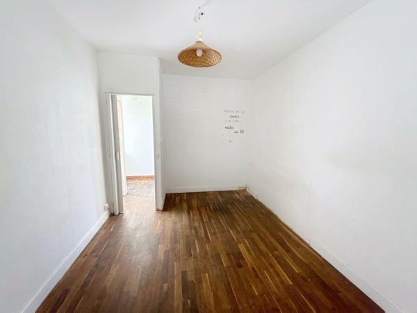 Maison individuelle avec garage et grand terrain