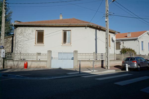 Bron Genêts limite Montchat, maison T3 possible T4 calme et rénovée.