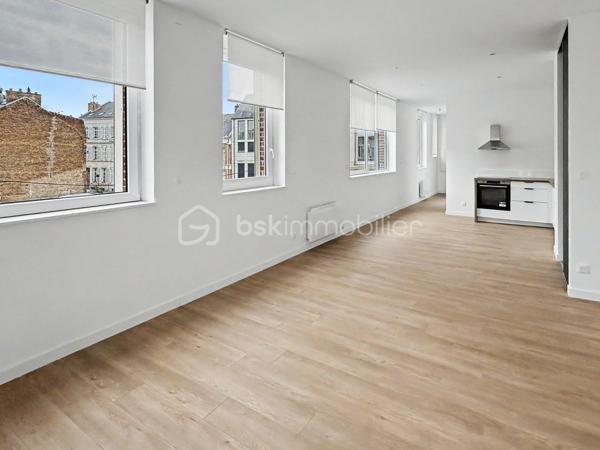 Au cœur de l’hyper-centre d’Amiens, découvrez ce bel appartement T3 en duplex de 81,21 m², situé au premier étage de la Résidence Aurélie.

Entièrement réhabilitée, cette résidence intimiste de seulement 10 appartements associe le caractère de l’immeuble existant à des équipements contemporains et des prestations soignées.

L’organisation en duplex permet de bien distinguer les différents espaces de vie et confère à l’appartement une atmosphère proche de celle d’une petite maison de ville.

Il se compose de :
► Une entrée
► Une vaste pièce de vie
► Une cuisine aménagée et semi-équipée
► Deux chambres
► Une salle d’eau équipée
► Un WC indépendant
► Une distribution organisée sur deux niveaux

Prestations :
► Résidence entièrement réhabilitée
► Appartement en duplex
► Beaux volumes
► Cuisine aménagée et semi-équipée
► Salle d’eau contemporaine
► Chauffage individuel par radiateurs électriques à inertie
► Production d’eau chaude par ballon électrique individuel
► VMC hygroréglable
► Aucun travaux à prévoir

Possibilité d’acquérir une cave et une place de stationnement privative en supplément, selon les disponibilités.

Informations complémentaires :
► Étage : 1er étage
► Configuration : duplex
► Surface : 81,21 m²
► Chauffage : radiateurs électriques à inertie
► Production d’eau chaude : ballon électrique individuel
► Charges de copropriété : environ 137 €/mois
► Taxe foncière estimative : 1 711 €/an
► DPE : D

Une configuration rare en hyper-centre, offrant de beaux volumes et une véritable séparation entre les espaces de vie.
.