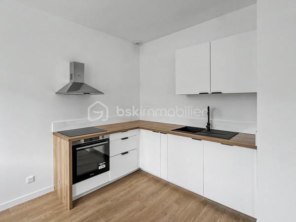 Au cœur de l’hyper-centre d’Amiens, découvrez ce bel appartement T3 en duplex de 81,21 m², situé au premier étage de la Résidence Aurélie.

Entièrement réhabilitée, cette résidence intimiste de seulement 10 appartements associe le caractère de l’immeuble existant à des équipements contemporains et des prestations soignées.

L’organisation en duplex permet de bien distinguer les différents espaces de vie et confère à l’appartement une atmosphère proche de celle d’une petite maison de ville.

Il se compose de :
► Une entrée
► Une vaste pièce de vie
► Une cuisine aménagée et semi-équipée
► Deux chambres
► Une salle d’eau équipée
► Un WC indépendant
► Une distribution organisée sur deux niveaux

Prestations :
► Résidence entièrement réhabilitée
► Appartement en duplex
► Beaux volumes
► Cuisine aménagée et semi-équipée
► Salle d’eau contemporaine
► Chauffage individuel par radiateurs électriques à inertie
► Production d’eau chaude par ballon électrique individuel
► VMC hygroréglable
► Aucun travaux à prévoir

Possibilité d’acquérir une cave et une place de stationnement privative en supplément, selon les disponibilités.

Informations complémentaires :
► Étage : 1er étage
► Configuration : duplex
► Surface : 81,21 m²
► Chauffage : radiateurs électriques à inertie
► Production d’eau chaude : ballon électrique individuel
► Charges de copropriété : environ 137 €/mois
► Taxe foncière estimative : 1 711 €/an
► DPE : D

Une configuration rare en hyper-centre, offrant de beaux volumes et une véritable séparation entre les espaces de vie.
.