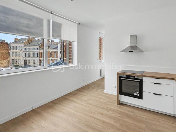 Au cœur de l’hyper-centre d’Amiens, découvrez ce bel appartement T3 en duplex de 81,21 m², situé au premier étage de la Résidence Aurélie.

Entièrement réhabilitée, cette résidence intimiste de seulement 10 appartements associe le caractère de l’immeuble existant à des équipements contemporains et des prestations soignées.

L’organisation en duplex permet de bien distinguer les différents espaces de vie et confère à l’appartement une atmosphère proche de celle d’une petite maison de ville.

Il se compose de :
► Une entrée
► Une vaste pièce de vie
► Une cuisine aménagée et semi-équipée
► Deux chambres
► Une salle d’eau équipée
► Un WC indépendant
► Une distribution organisée sur deux niveaux

Prestations :
► Résidence entièrement réhabilitée
► Appartement en duplex
► Beaux volumes
► Cuisine aménagée et semi-équipée
► Salle d’eau contemporaine
► Chauffage individuel par radiateurs électriques à inertie
► Production d’eau chaude par ballon électrique individuel
► VMC hygroréglable
► Aucun travaux à prévoir

Possibilité d’acquérir une cave et une place de stationnement privative en supplément, selon les disponibilités.

Informations complémentaires :
► Étage : 1er étage
► Configuration : duplex
► Surface : 81,21 m²
► Chauffage : radiateurs électriques à inertie
► Production d’eau chaude : ballon électrique individuel
► Charges de copropriété : environ 137 €/mois
► Taxe foncière estimative : 1 711 €/an
► DPE : D

Une configuration rare en hyper-centre, offrant de beaux volumes et une véritable séparation entre les espaces de vie.
.