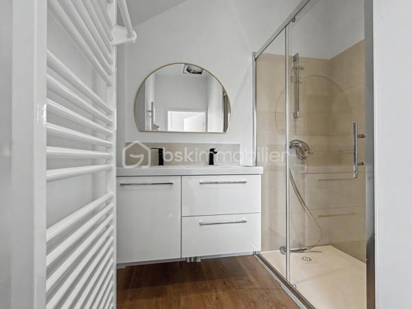 Au cœur de l’hyper-centre d’Amiens, découvrez ce bel appartement T3 en duplex de 81,21 m², situé au premier étage de la Résidence Aurélie.

Entièrement réhabilitée, cette résidence intimiste de seulement 10 appartements associe le caractère de l’immeuble existant à des équipements contemporains et des prestations soignées.

L’organisation en duplex permet de bien distinguer les différents espaces de vie et confère à l’appartement une atmosphère proche de celle d’une petite maison de ville.

Il se compose de :
► Une entrée
► Une vaste pièce de vie
► Une cuisine aménagée et semi-équipée
► Deux chambres
► Une salle d’eau équipée
► Un WC indépendant
► Une distribution organisée sur deux niveaux

Prestations :
► Résidence entièrement réhabilitée
► Appartement en duplex
► Beaux volumes
► Cuisine aménagée et semi-équipée
► Salle d’eau contemporaine
► Chauffage individuel par radiateurs électriques à inertie
► Production d’eau chaude par ballon électrique individuel
► VMC hygroréglable
► Aucun travaux à prévoir

Possibilité d’acquérir une cave et une place de stationnement privative en supplément, selon les disponibilités.

Informations complémentaires :
► Étage : 1er étage
► Configuration : duplex
► Surface : 81,21 m²
► Chauffage : radiateurs électriques à inertie
► Production d’eau chaude : ballon électrique individuel
► Charges de copropriété : environ 137 €/mois
► Taxe foncière estimative : 1 711 €/an
► DPE : D

Une configuration rare en hyper-centre, offrant de beaux volumes et une véritable séparation entre les espaces de vie.
.