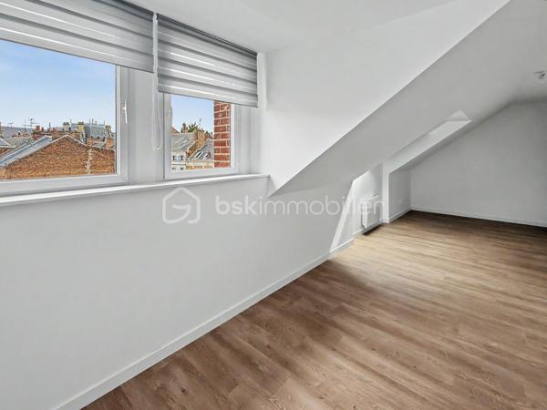 Au cœur de l’hyper-centre d’Amiens, découvrez ce bel appartement T3 en duplex de 81,21 m², situé au premier étage de la Résidence Aurélie.

Entièrement réhabilitée, cette résidence intimiste de seulement 10 appartements associe le caractère de l’immeuble existant à des équipements contemporains et des prestations soignées.

L’organisation en duplex permet de bien distinguer les différents espaces de vie et confère à l’appartement une atmosphère proche de celle d’une petite maison de ville.

Il se compose de :
► Une entrée
► Une vaste pièce de vie
► Une cuisine aménagée et semi-équipée
► Deux chambres
► Une salle d’eau équipée
► Un WC indépendant
► Une distribution organisée sur deux niveaux

Prestations :
► Résidence entièrement réhabilitée
► Appartement en duplex
► Beaux volumes
► Cuisine aménagée et semi-équipée
► Salle d’eau contemporaine
► Chauffage individuel par radiateurs électriques à inertie
► Production d’eau chaude par ballon électrique individuel
► VMC hygroréglable
► Aucun travaux à prévoir

Possibilité d’acquérir une cave et une place de stationnement privative en supplément, selon les disponibilités.

Informations complémentaires :
► Étage : 1er étage
► Configuration : duplex
► Surface : 81,21 m²
► Chauffage : radiateurs électriques à inertie
► Production d’eau chaude : ballon électrique individuel
► Charges de copropriété : environ 137 €/mois
► Taxe foncière estimative : 1 711 €/an
► DPE : D

Une configuration rare en hyper-centre, offrant de beaux volumes et une véritable séparation entre les espaces de vie.
.