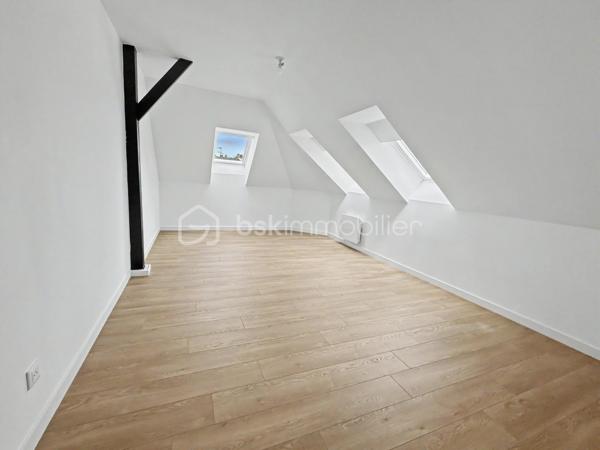 Au cœur de l’hyper-centre d’Amiens, découvrez ce bel appartement T3 en duplex de 81,21 m², situé au premier étage de la Résidence Aurélie.

Entièrement réhabilitée, cette résidence intimiste de seulement 10 appartements associe le caractère de l’immeuble existant à des équipements contemporains et des prestations soignées.

L’organisation en duplex permet de bien distinguer les différents espaces de vie et confère à l’appartement une atmosphère proche de celle d’une petite maison de ville.

Il se compose de :
► Une entrée
► Une vaste pièce de vie
► Une cuisine aménagée et semi-équipée
► Deux chambres
► Une salle d’eau équipée
► Un WC indépendant
► Une distribution organisée sur deux niveaux

Prestations :
► Résidence entièrement réhabilitée
► Appartement en duplex
► Beaux volumes
► Cuisine aménagée et semi-équipée
► Salle d’eau contemporaine
► Chauffage individuel par radiateurs électriques à inertie
► Production d’eau chaude par ballon électrique individuel
► VMC hygroréglable
► Aucun travaux à prévoir

Possibilité d’acquérir une cave et une place de stationnement privative en supplément, selon les disponibilités.

Informations complémentaires :
► Étage : 1er étage
► Configuration : duplex
► Surface : 81,21 m²
► Chauffage : radiateurs électriques à inertie
► Production d’eau chaude : ballon électrique individuel
► Charges de copropriété : environ 137 €/mois
► Taxe foncière estimative : 1 711 €/an
► DPE : D

Une configuration rare en hyper-centre, offrant de beaux volumes et une véritable séparation entre les espaces de vie.
.