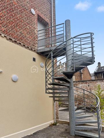 Au cœur de l’hyper-centre d’Amiens, découvrez ce bel appartement T3 en duplex de 81,21 m², situé au premier étage de la Résidence Aurélie.

Entièrement réhabilitée, cette résidence intimiste de seulement 10 appartements associe le caractère de l’immeuble existant à des équipements contemporains et des prestations soignées.

L’organisation en duplex permet de bien distinguer les différents espaces de vie et confère à l’appartement une atmosphère proche de celle d’une petite maison de ville.

Il se compose de :
► Une entrée
► Une vaste pièce de vie
► Une cuisine aménagée et semi-équipée
► Deux chambres
► Une salle d’eau équipée
► Un WC indépendant
► Une distribution organisée sur deux niveaux

Prestations :
► Résidence entièrement réhabilitée
► Appartement en duplex
► Beaux volumes
► Cuisine aménagée et semi-équipée
► Salle d’eau contemporaine
► Chauffage individuel par radiateurs électriques à inertie
► Production d’eau chaude par ballon électrique individuel
► VMC hygroréglable
► Aucun travaux à prévoir

Possibilité d’acquérir une cave et une place de stationnement privative en supplément, selon les disponibilités.

Informations complémentaires :
► Étage : 1er étage
► Configuration : duplex
► Surface : 81,21 m²
► Chauffage : radiateurs électriques à inertie
► Production d’eau chaude : ballon électrique individuel
► Charges de copropriété : environ 137 €/mois
► Taxe foncière estimative : 1 711 €/an
► DPE : D

Une configuration rare en hyper-centre, offrant de beaux volumes et une véritable séparation entre les espaces de vie.
.
