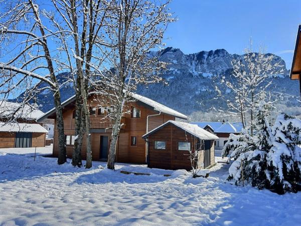 Chalet d’exception face aux montagnes, rare à saisir