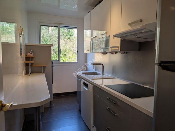 Appartement Puteaux 4 pièces de 69,85 m² avec balcons, cave et parking