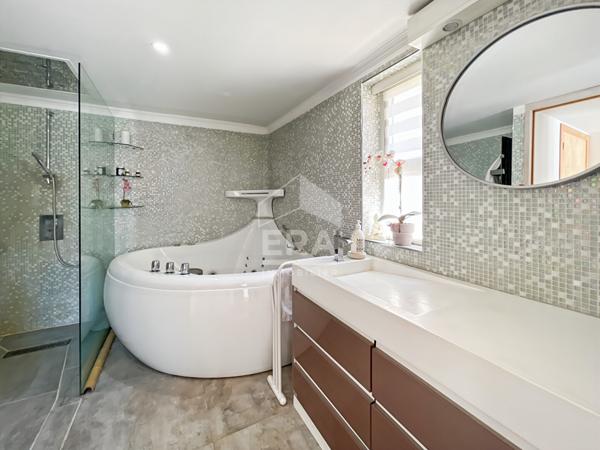 VILLA CONTEMPORAINE AU CALME ABSOLU A PIED DU COEUR DE MOUGINS